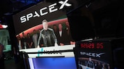 Elon Musk, Gründer und CEO des Unternehmens, spricht per Videokonferenz vor dem Läuten der ...