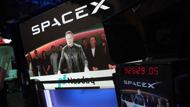 Elon Musk, Gründer und CEO des Unternehmens, spricht per Videokonferenz vor dem Läuten der ...