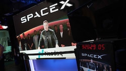 Elon Musk, Gründer und CEO des Unternehmens, spricht per Videokonferenz vor dem Läuten der ...