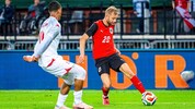 Bayern Münchens Konrad Laimer (re.) ist körperlich topr drauf.