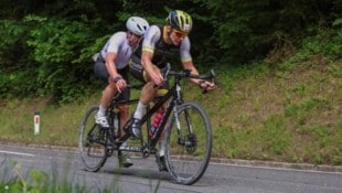 Bitzinger Kurioses Bild beim Ironman: Bitzinger und Fuchs sind auf der 180 km langen Radstrecke auf einem ...