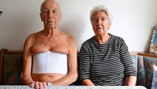 Wolfgang Spitzbart Helmut H. (84) und seine Lebensgefährtin Gertraud B. (80) nach der Krankenhaus-Entlassung am ...