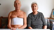 Helmut H. (84) und seine Lebensgefährtin Gertraud B. (80) nach der Krankenhaus-Entlassung am ...