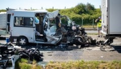 Hier ist der Kleinbus zu sehen, der in den Lastwagen krachte.