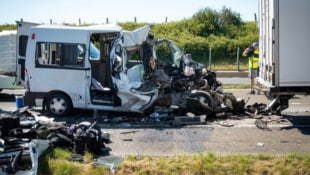 Hier ist der Kleinbus zu sehen, der in den Lastwagen krachte.