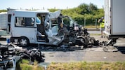 Hier ist der Kleinbus zu sehen, der in den Lastwagen krachte.