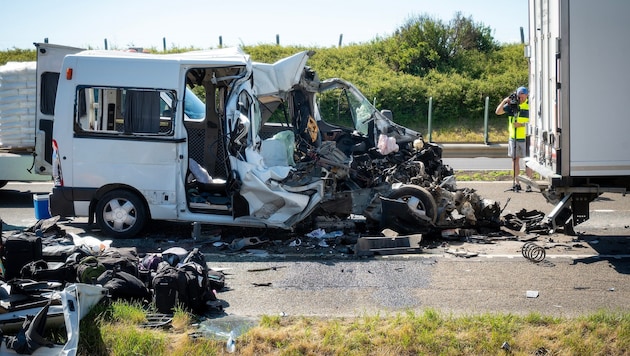 Hier ist der Kleinbus zu sehen, der in den Lastwagen krachte.