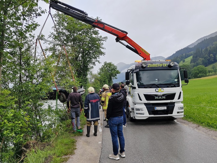 Die Bergung des Oldie-Porsche erfolgte per Kran.