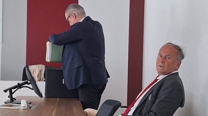 Hausherr Sigurd Hochfellner sieht der Prozedur mit Gelassenheit entgegen.