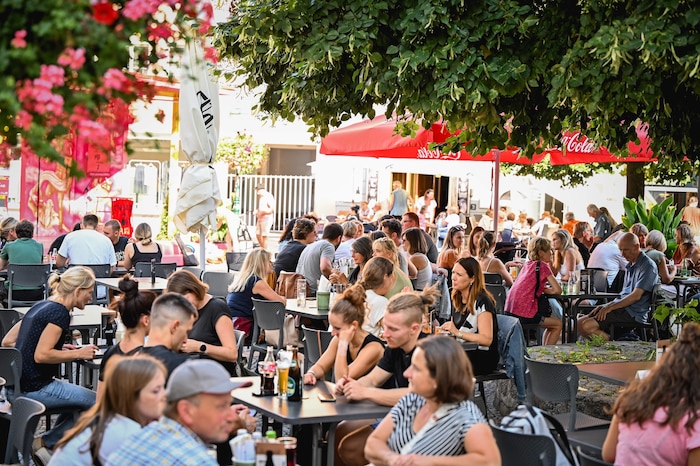 Klein oder riesig: Bei sommerlichen Temperaturen lässt es sich im Gastgarten gut aushalten.