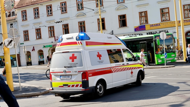 Der Mann wurde schwerverletzt ins Spital gebracht. (Symbolbild)