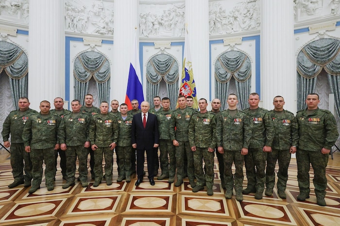 Der Kremlchef posierte am Freitag mit russischen Soldaten, die in der Ukraine im Einsatz sind, ...