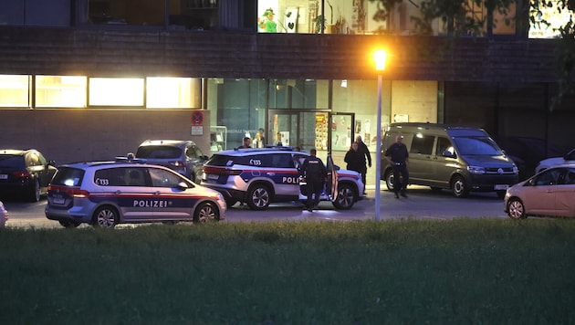 In der Mittelschule der 2900-Einwohner-Gemeinde Taufkirchen an der Pram wurde eine Lehrerin (28) ...