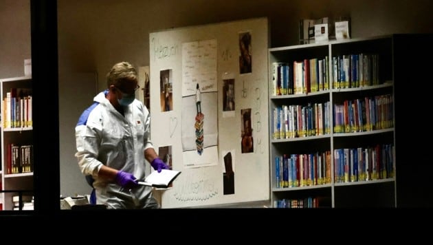 In der Bibliothek der Mittelschule in Taufkirchen an der Pram (im Bild ein Ermittler) wurde eine ...