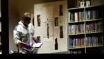 In der Bibliothek der Mittelschule in Taufkirchen an der Pram (im Bild ein Ermittler) wurde eine ...