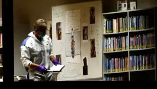 In der Bibliothek der Mittelschule in Taufkirchen an der Pram (im Bild ein Ermittler) wurde eine ...