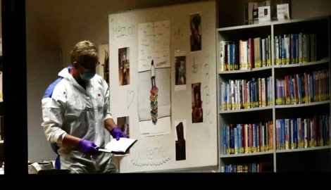 In der Bibliothek der Mittelschule in Taufkirchen an der Pram (im Bild ein Ermittler) wurde eine ...