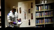 In der Bibliothek der Mittelschule in Taufkirchen an der Pram (im Bild ein Ermittler) wurde eine ...