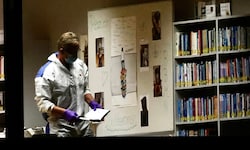 In der Bibliothek der Mittelschule in Taufkirchen an der Pram (im Bild ein Ermittler) wurde eine ...