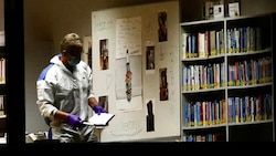 In der Bibliothek der Mittelschule in Taufkirchen an der Pram (im Bild ein Ermittler) wurde eine ...