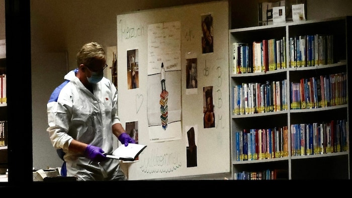 In der Bibliothek der Mittelschule in Taufkirchen an der Pram (im Bild ein Ermittler) wurde eine ...