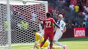 Sead Kolasinac (im Hintergrund) lenkt den Ball an die Latte.
