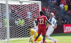 Sead Kolasinac (im Hintergrund) lenkt den Ball an die Latte.