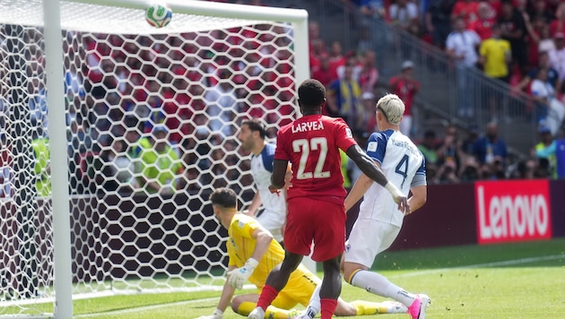 Sead Kolasinac (im Hintergrund) lenkt den Ball an die Latte.
