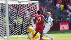 Sead Kolasinac (im Hintergrund) lenkt den Ball an die Latte.