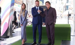 Victoria Beckham, David Beckham und Tom Cruise posierten gemeinsam bei der Zeremonie.