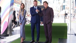 Victoria Beckham, David Beckham und Tom Cruise posierten gemeinsam bei der Zeremonie.