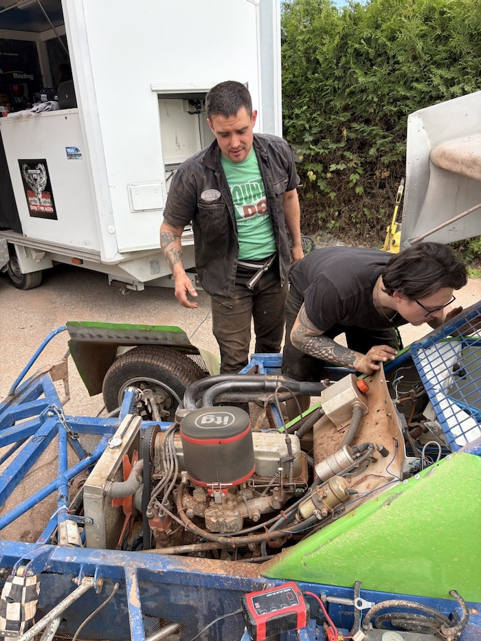 Champiom Herndlhofer (li.) hat ein Händchen für die robusten Ford-Motoren aus den 1970ern.