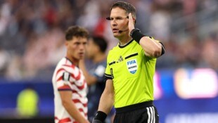 Schiedsrichter Danny Makkiele wurde zum Monitor beordert.