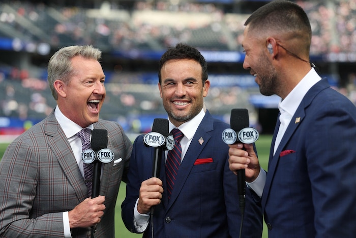 Clint Dempsey (re.) ist neben Landon Donovan (M.) und weiteren Ex-Fußballern als Experte für Fox ...