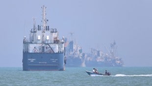 Es bleibt abzuwarten, wie schnell die Blockade der Handelsroute aufgelöst werden kann.