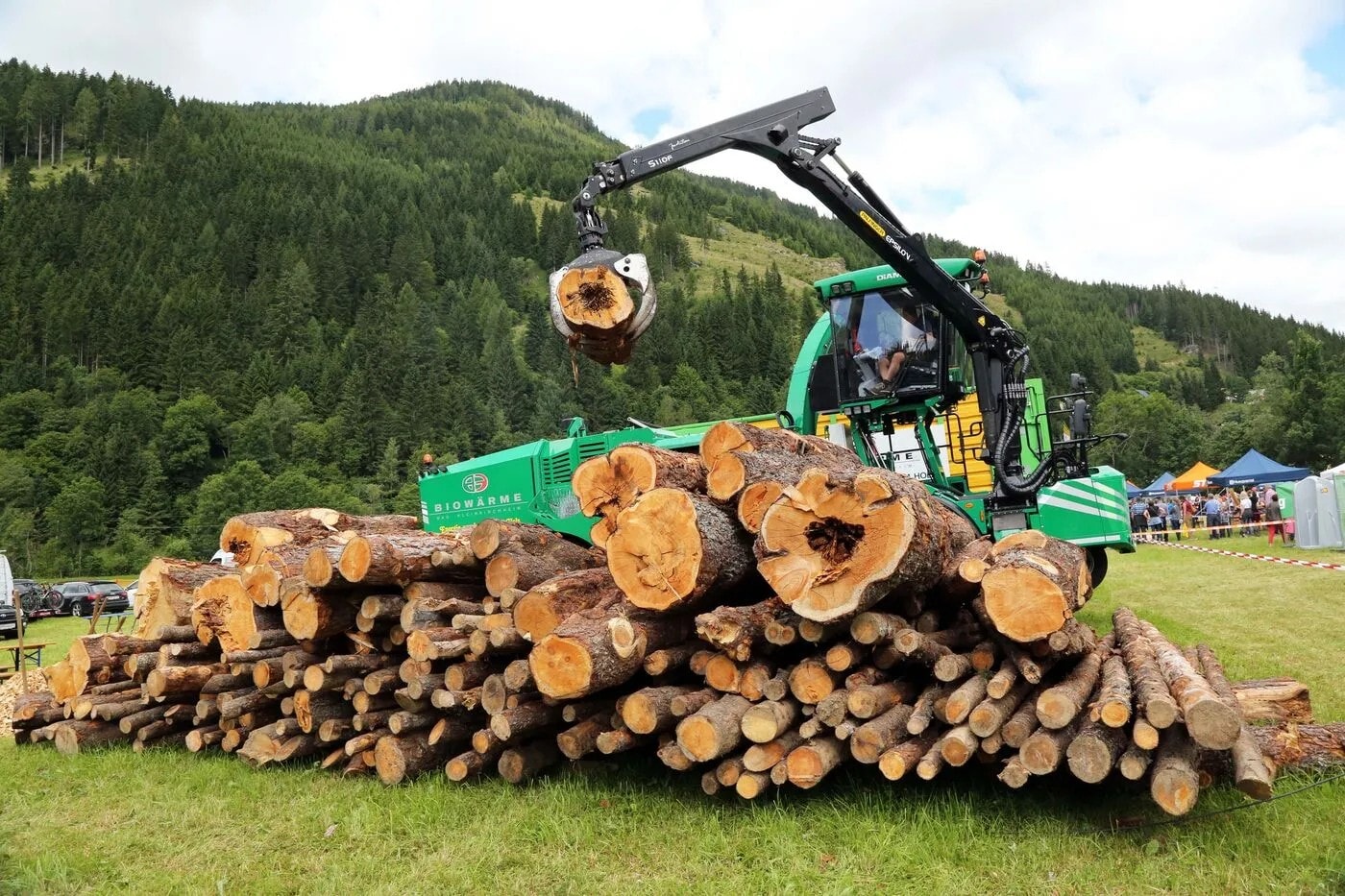 Holz steht natürlich im Mittelpunkt des Holzstraßenkirchtages: Wachstum, Ernte, Veredelungen...