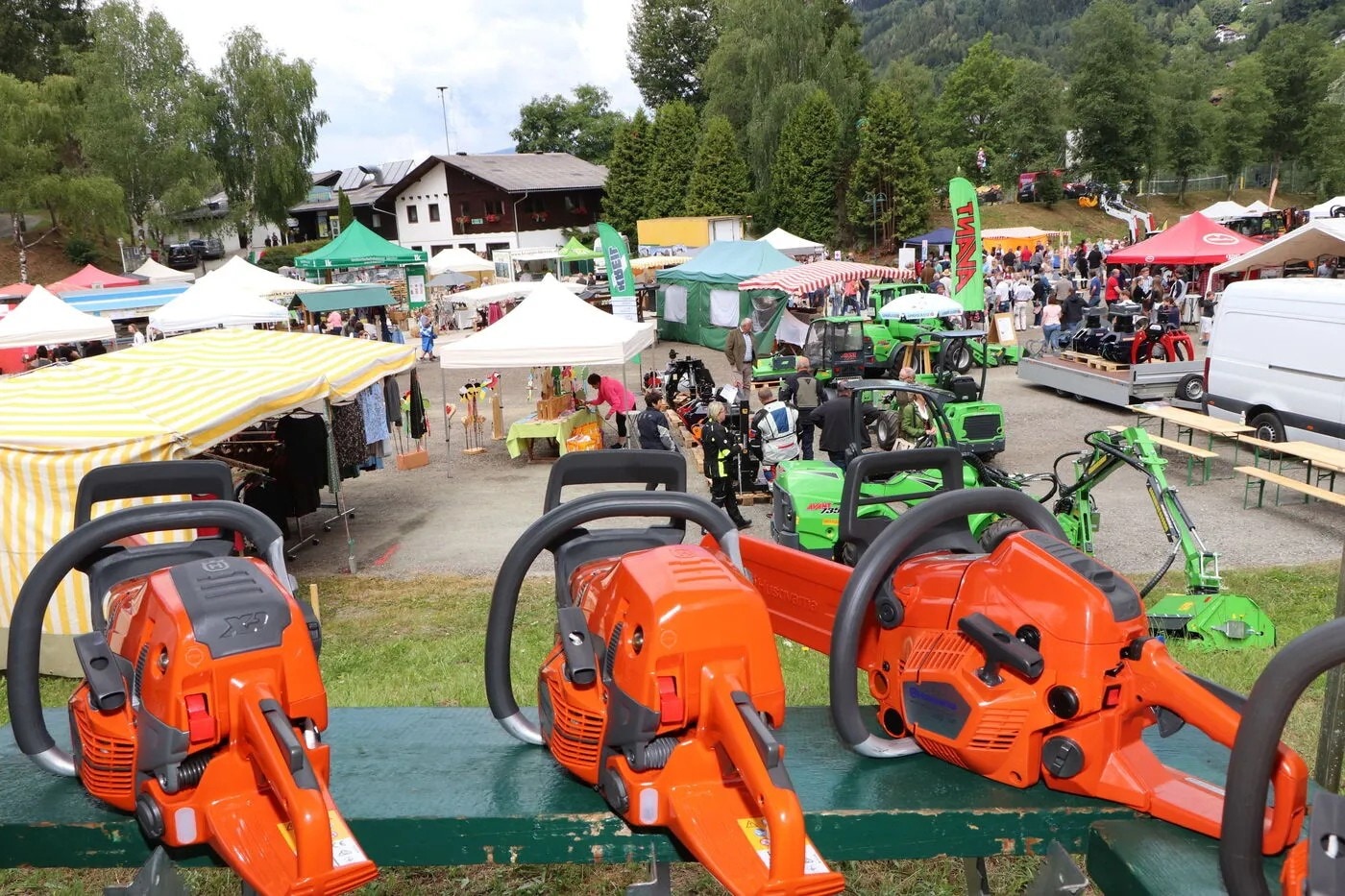 Geräte und Maschinen zur Ernte und Verarbeitung von Holz werden auf dem Holzstraßenkirchtag ...