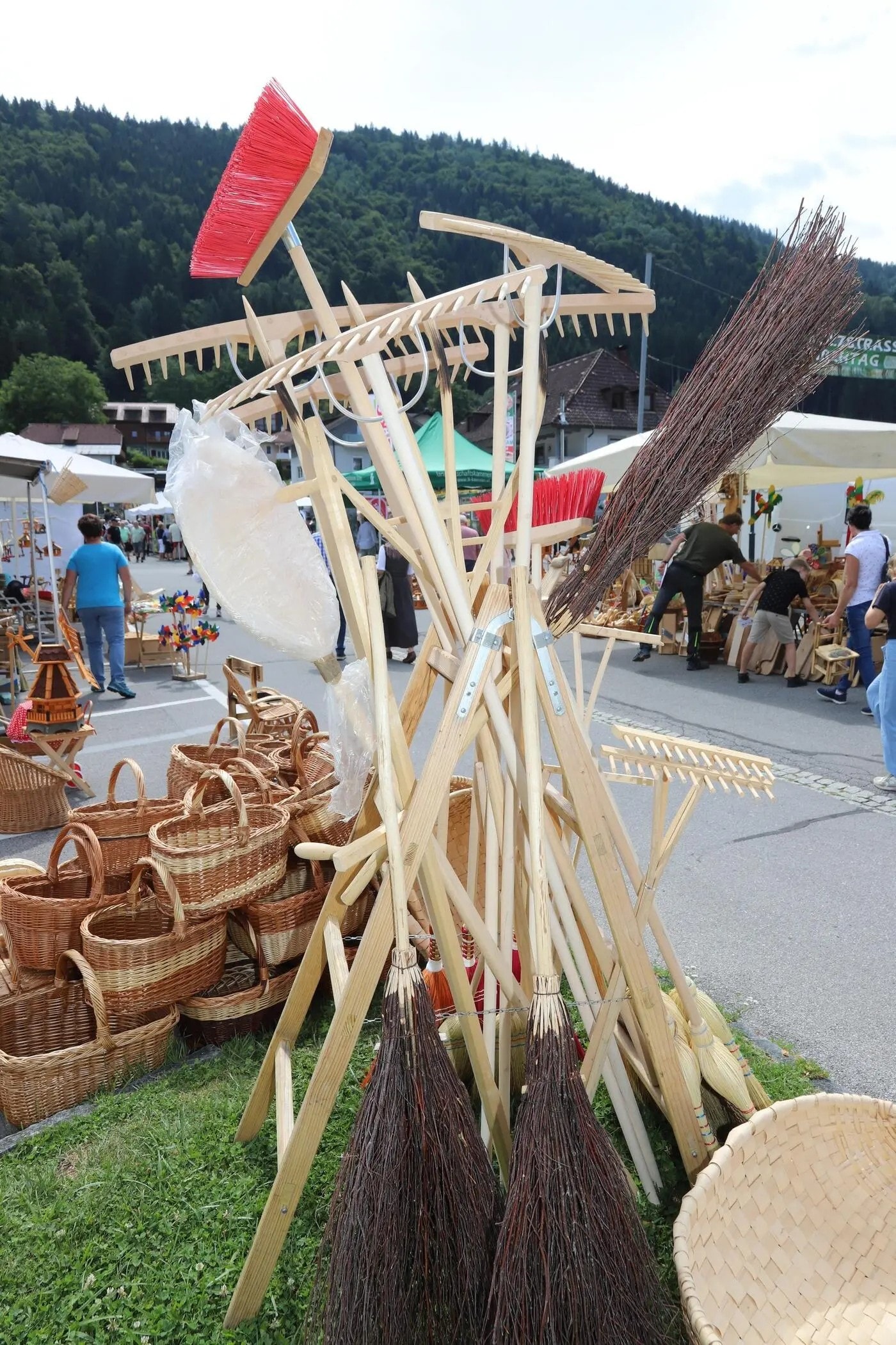 Rechen, Besen, Körbe: Holz wird überall gebraucht.