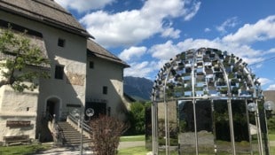 Die Bachmann-Kuppel steht derzeit vor dem Schloss Möderndorf.
