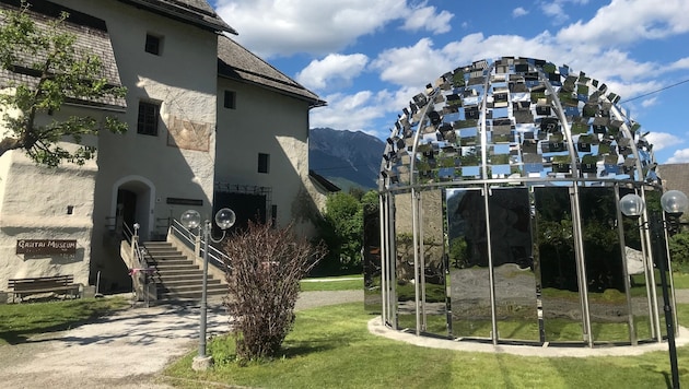 Die Bachmann-Kuppel steht derzeit vor dem Schloss Möderndorf.