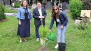 Unsere Kasperln haben am Meidlinger Friedhof nicht nur Sportgeräte vorgesteltl, sondern auch ...