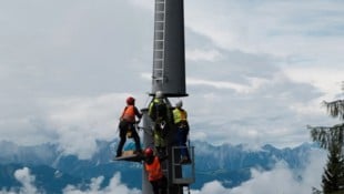 Teams von Heli Austria, Doppelmayr und den Gerlitzen Bergbahnen haben die Liftstützen montiert