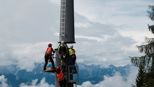 Teams von Heli Austria, Doppelmayr und den Gerlitzen Bergbahnen haben die Liftstützen montiert