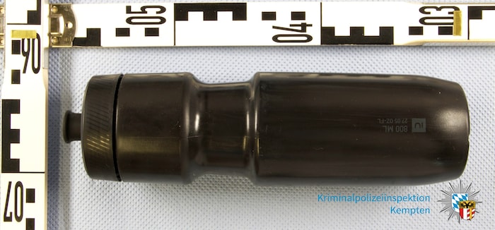 Diese Flasche wurde von den Einbrechern zurückgelassen.
