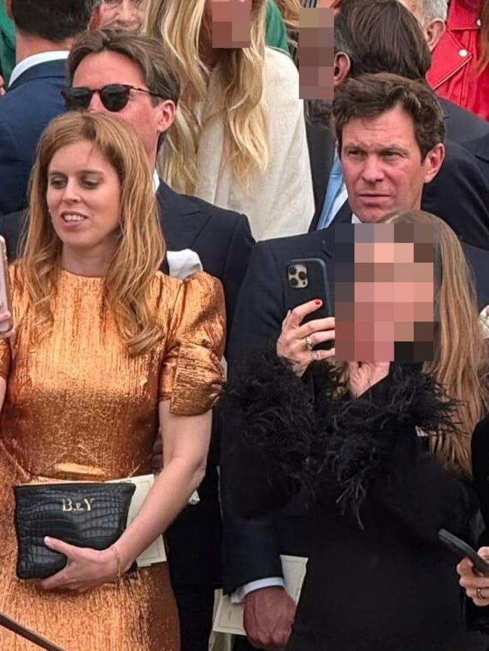 Prinzessin Beatrice trug ein bronzegoldenes Kleid, hinter ihr ist ihr Ehemann Edoardo Mapelli ...