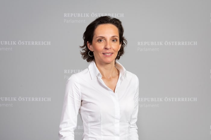 NEOS-Wissenschaftssprecherin Martina Künsberg Sarre stößt Debatte an.
