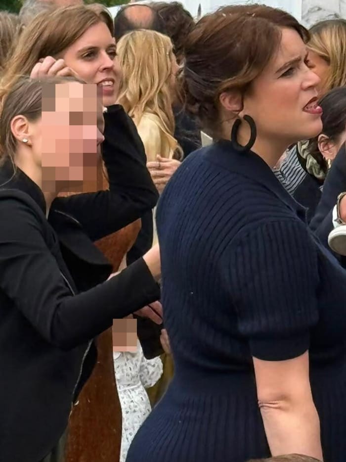 Prinzessin Eugenie zeigte im dunkelblauen Kleid ihren Babybauch.