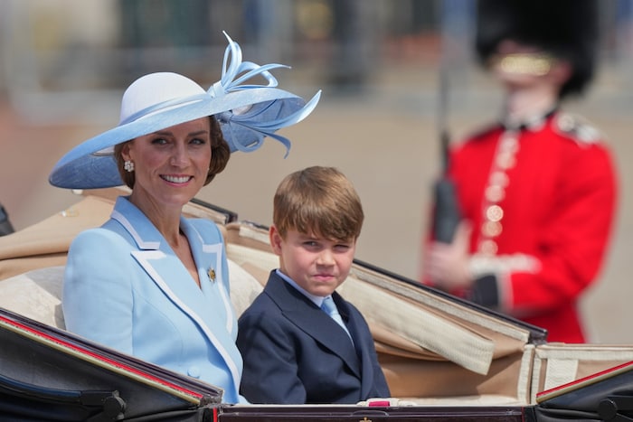 Prinz Louis‘ Krawatte war farblich auf Prinzessin Kates Outfit abgestimmt.