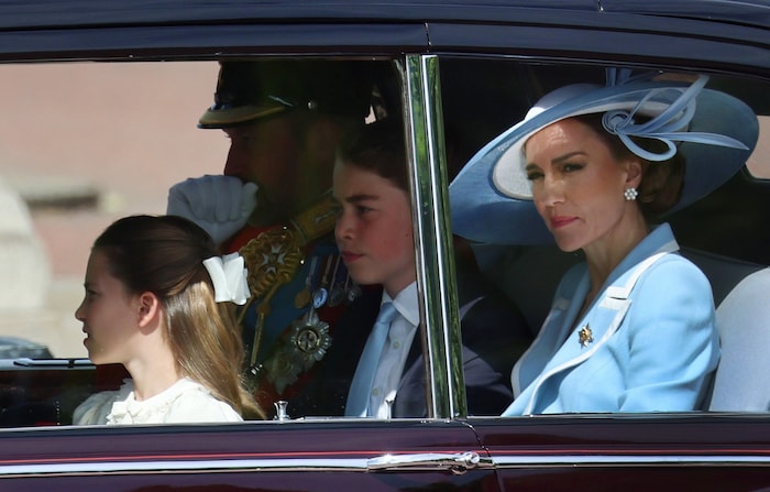 Prinzessin Kate und Prinz William mit ihren Kindern Charlotte und George auf dem Weg zur Parade.