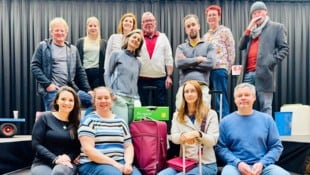 Das Ensemble der Theatergruppe Berg im Drautal unterhält heuer mit „Es fährt kein Zug nach ...